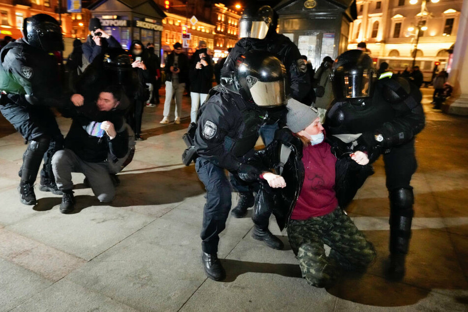 Noch werden die Proteste in Russland - so wie hier in St. Petersburg - brutal von der Polizei niedergeknüppelt.