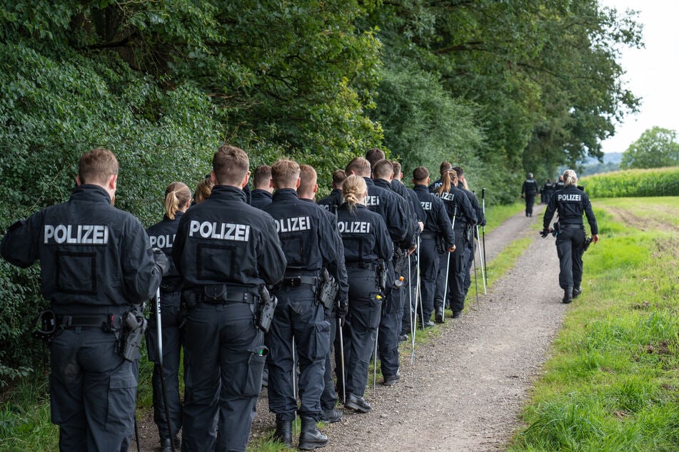 Eine Hundertschaft der Polizei suchte in Eggolsheim nach Hinweisen zu der Vermissten.