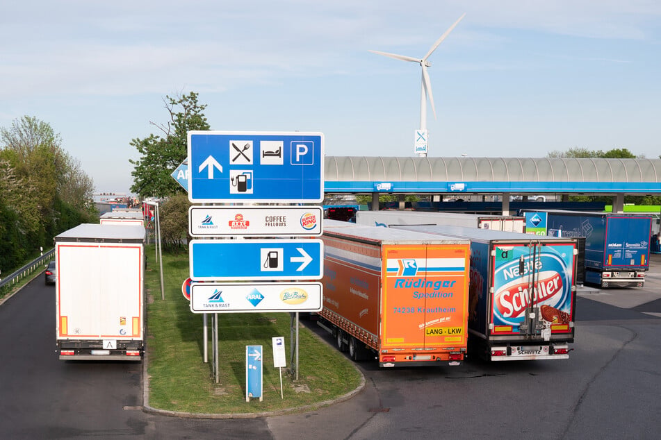 An einer Tankstelle eines Autohofs an der A4 bat ein schwer verletzter Fernfahrer um Hilfe. (Symbolfoto)