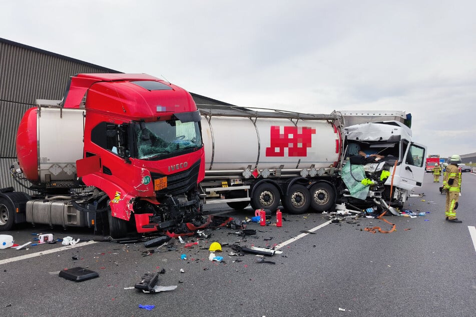 Nach einem Unfall mit mindestens drei beteiligten Lastwagen ist die A6 bei Schwabach voll gesperrt worden.