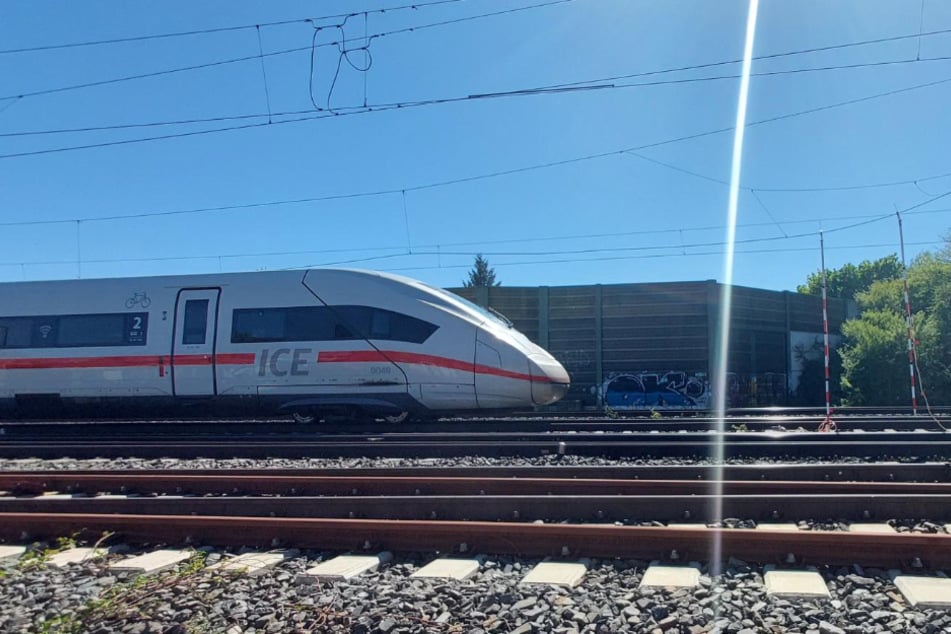 Bei Bardowick musste der ICE 589 eine Vollbremsung einlegen. Eine Oberleitung war zuvor abgerissen.