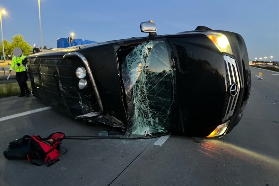 Der Mercedes wurde bei dem Unfall stark beschädigt.