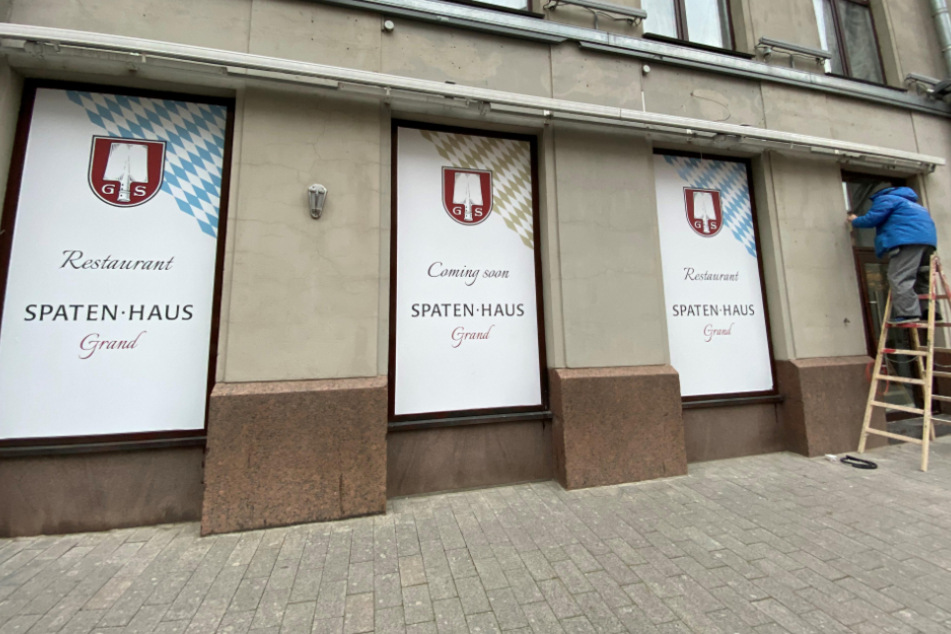 Ein Arbeiter verrichtet am neuen Restaurant Spaten Haus Grand mit deutscher Küche in Moskau die letzten Arbeiten vor der Eröffnung mit einem "Oktoberfest" am 15. Oktober.