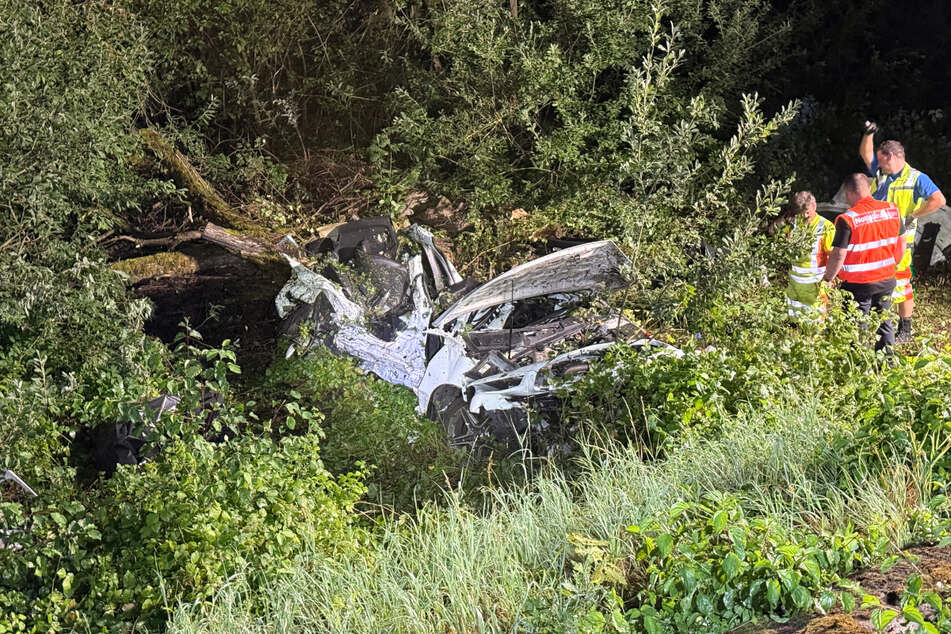 Der Mercedes schleuderte nach dem Aufprall völlig zerstört in die Böschung.
