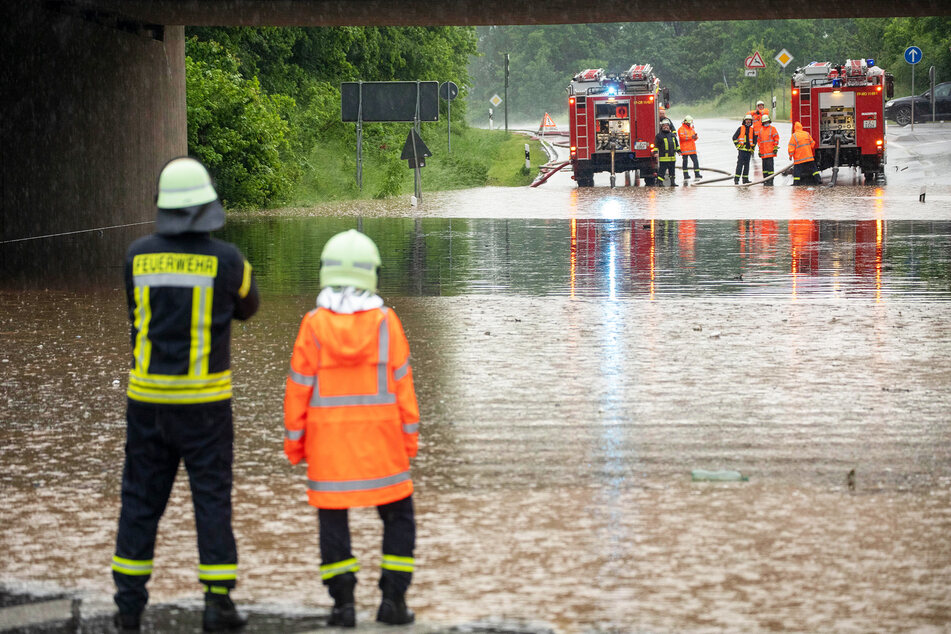 Land unter im Zwickauer Land bei Crossen nach einem Unwetter. Die Feuerwehr pumpte die Unterführung leer. Beim Bau und der Planung neuer Kanalisationsanlagen werden Überflutungsrisiken heute mehr gewürdigt.