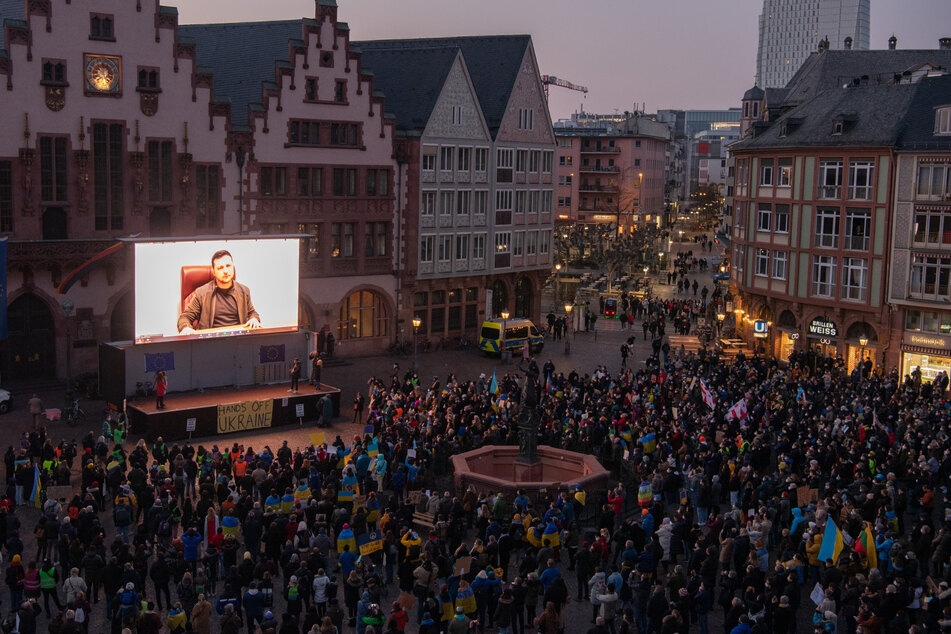 Auf dem Frankfurter Römerberg kamen etwa 2000 Menschen zusammen, um gegen den Angriffskrieg Putins zu demonstrieren.
