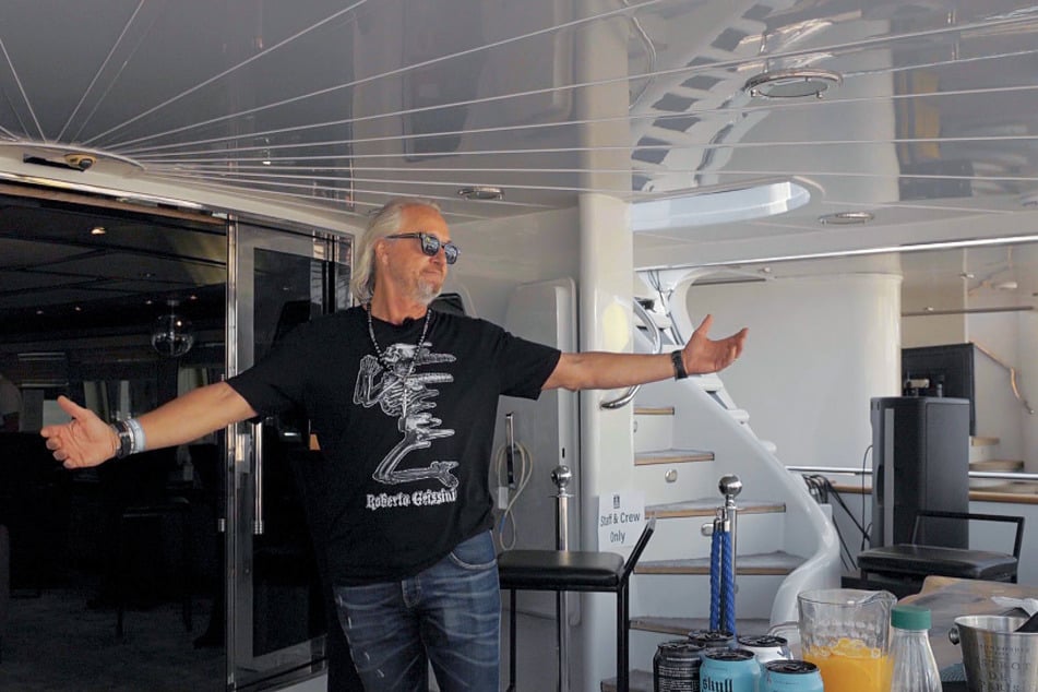 Der 62-jährige Multimillionär ist mit seiner Luxus-Yacht nach Abu Dhabi gereist, um das dortige Saisonfinale der Formel 1 mitzuverfolgen.