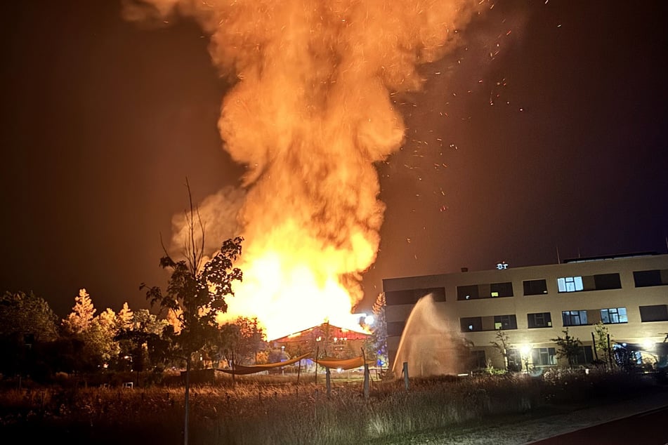 Ein ehemaliges Möbelhaus stand am späten Donnerstagabend lichterloh in Flammen.