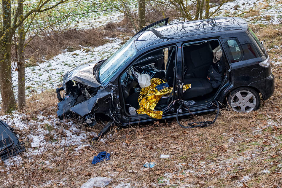 Bei dem Unfall auf der L335 wurden zwei Menschen verletzt.