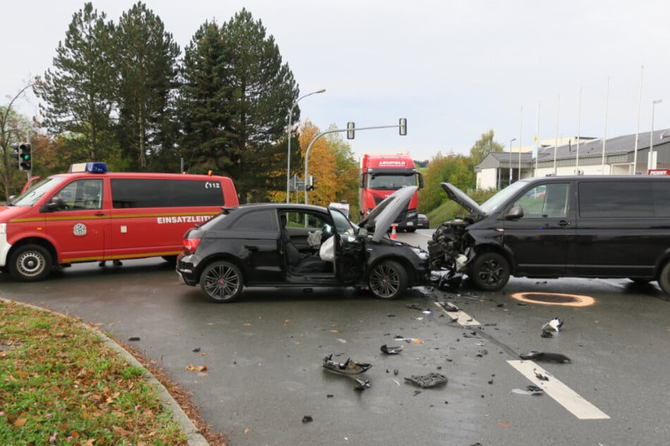 Beide Fahrzeuge waren nach dem Unfall nicht mehr fahrtauglich.