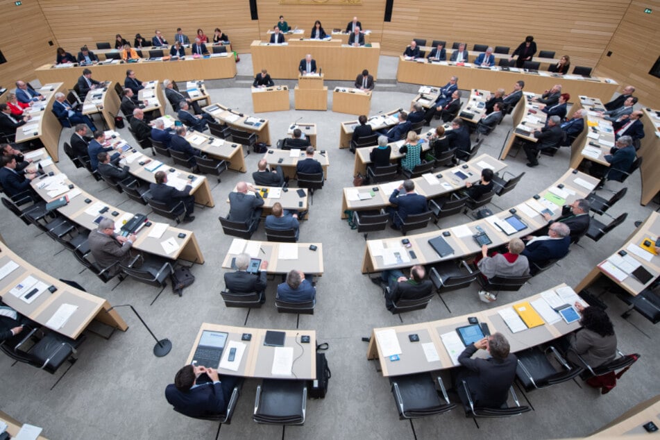 Die Beschränkungen greifen Stochs Ansicht nach stark in die Grundrechte ein und müssen daher im Parlament besprochen werden.