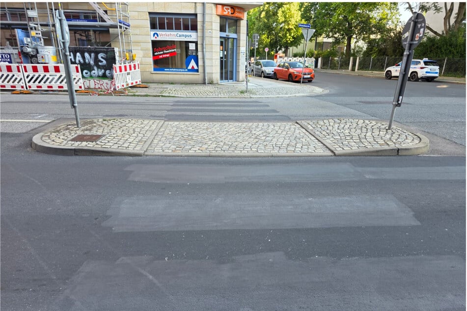 Ohne Genehmigung wollten unbekannte Täter hier einen Zebrastreifen errichten.