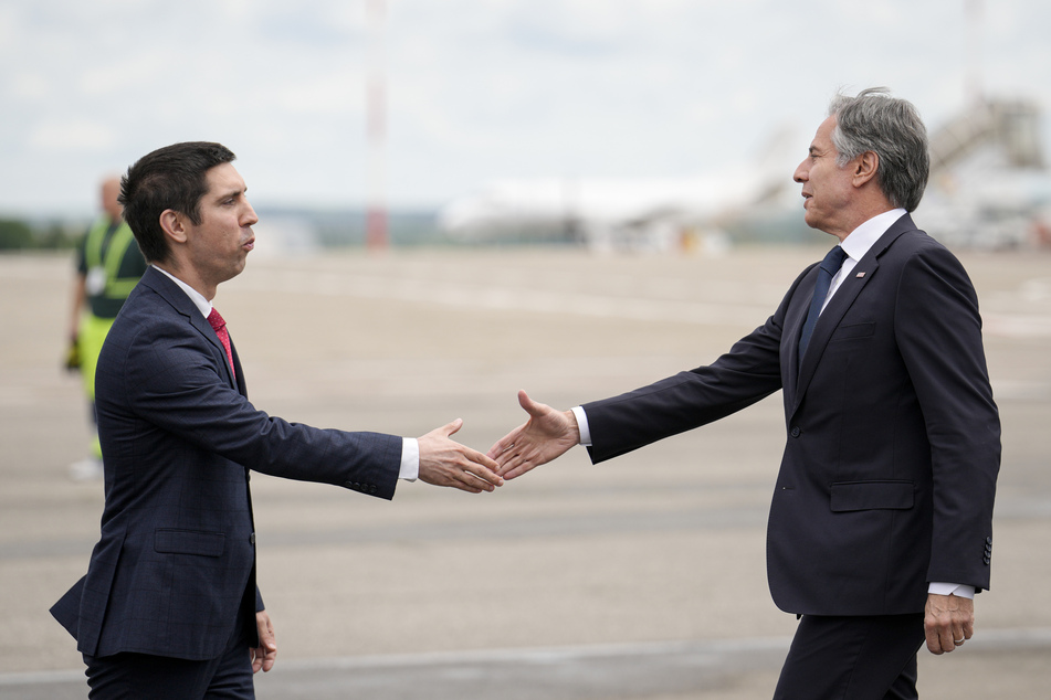 US-Außenminister Antony Blinken (re.) schüttelt dem moldawischen Außenminister Mihai Popsoi (li.) nach seiner Ankunft die Hand.