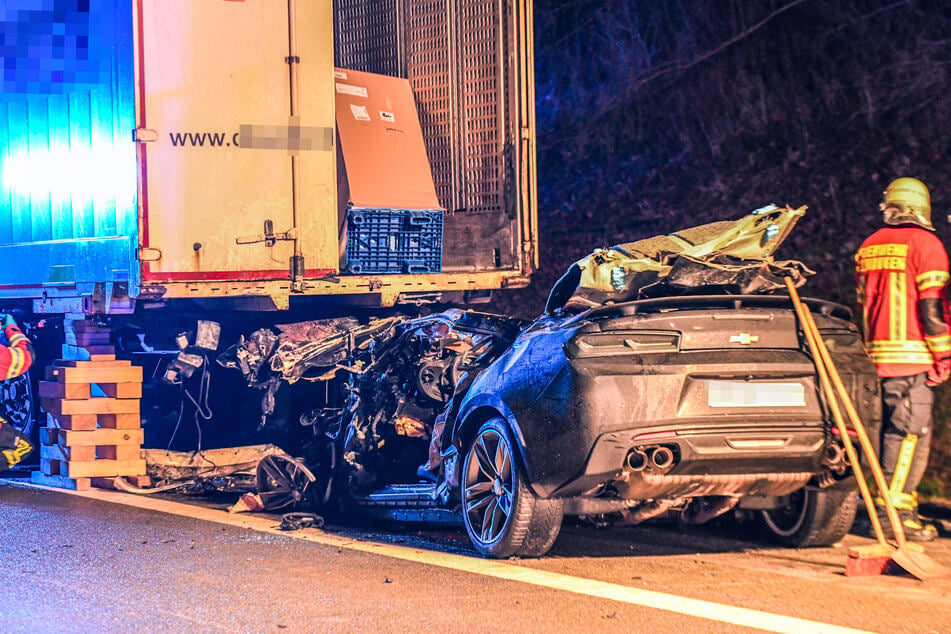Unfall A7: Chevrolet rast in Lkw auf A7: 21-Jähriger erliegt schweren Verletzungen!