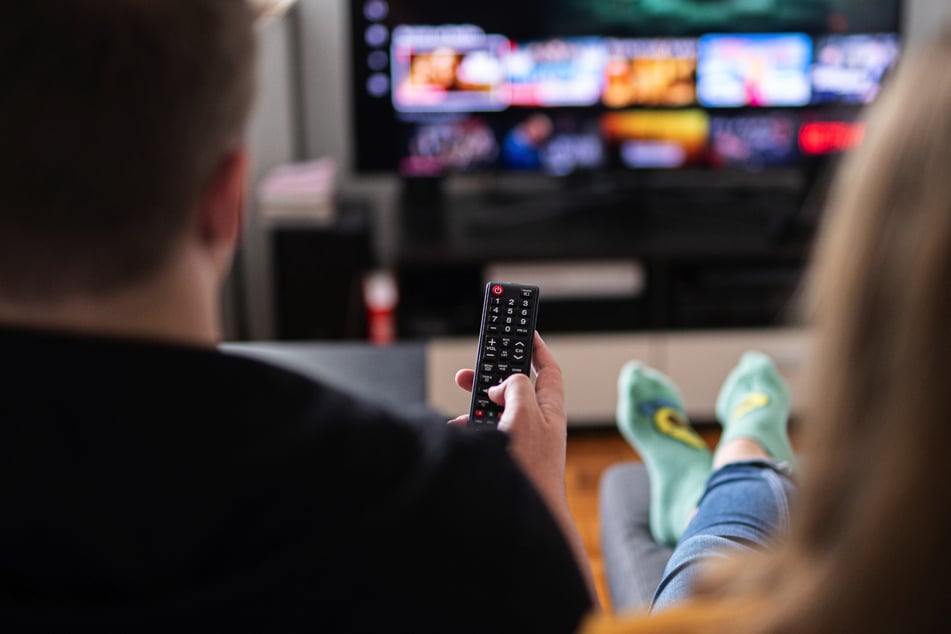 "Binge-Watching": So unterscheiden sich Frauen und Männer beim Schauen von Netflix und Co.!