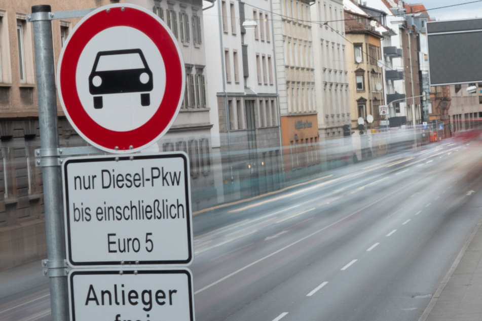 Ein Schild weist auf das Fahrverbot hin.