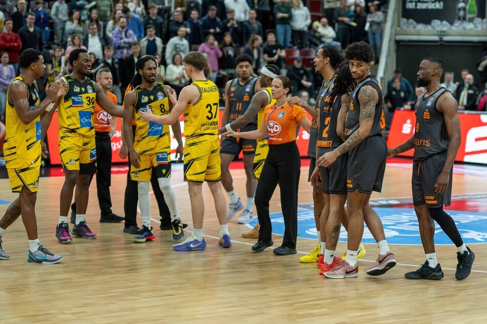 Die Referees um Anne Panther (43) musste die Streithähne trennen.