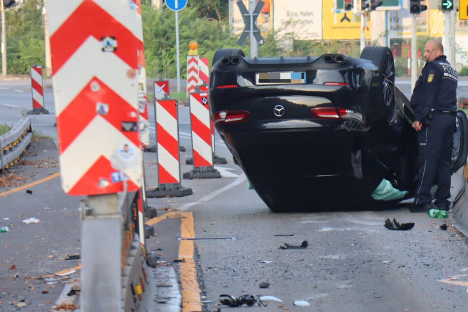 Schwerer Unfall in Mannheim: Mercedes überschlägt sich und landet auf Dach!