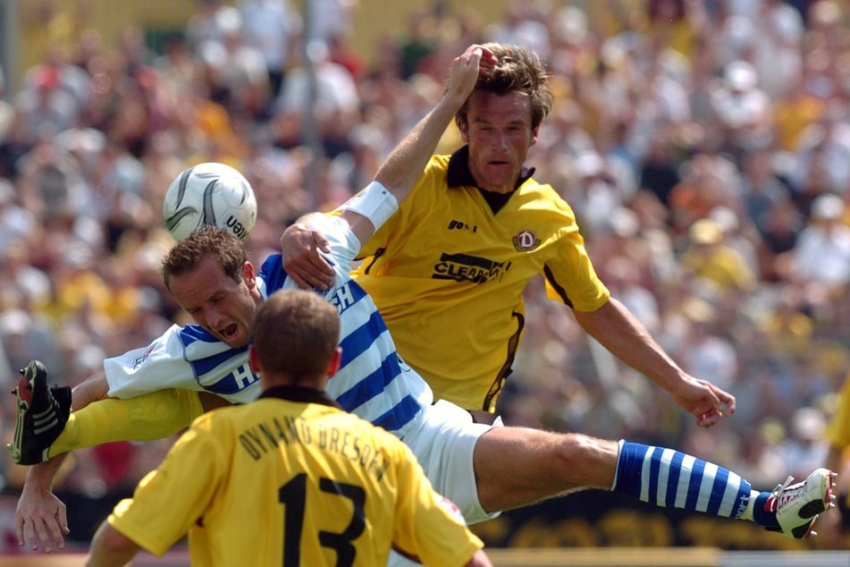 Karsten Oswald (heute 50, o.) setzte sich gegen Duisburgs Dirk Lottner (heute 53) durch, nahm den Ball mit der Brust an, drehte sich und traf zum 1:1. (Archivfoto)