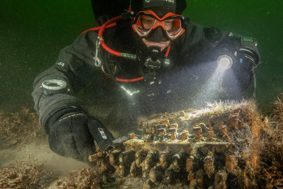 Ein Taucher entdeckt eine Enigma auf dem Grund der Ostsee. (Archivfoto)