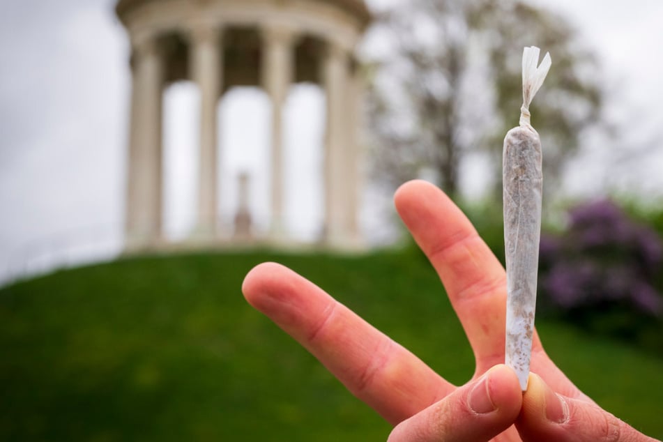 Bayerns Staatsregierung möchte den härtesten Kurs gegen Cannabis-Konsum fahren – möglicherweise überschreitet sie dabei aber selbst das Gesetz.