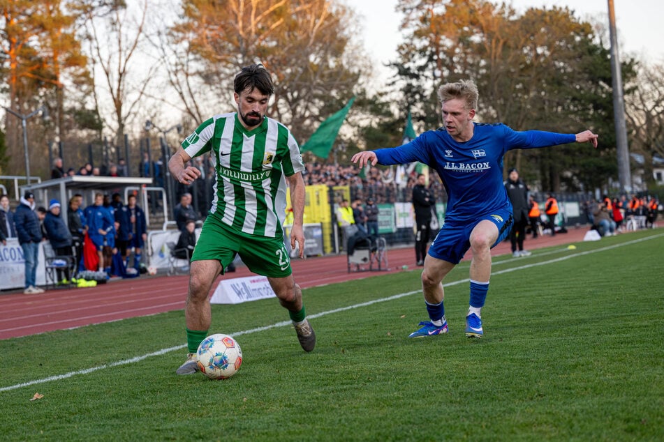 Chemie Leipzigs Nils Lihsek (l.) machte ein starkes Spiel und hatte die richtigen Ideen in der Offensive.