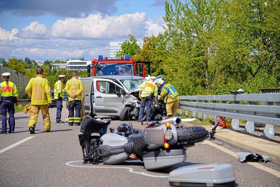 Die Rettungskräfte im Einsatz am Unfallort.