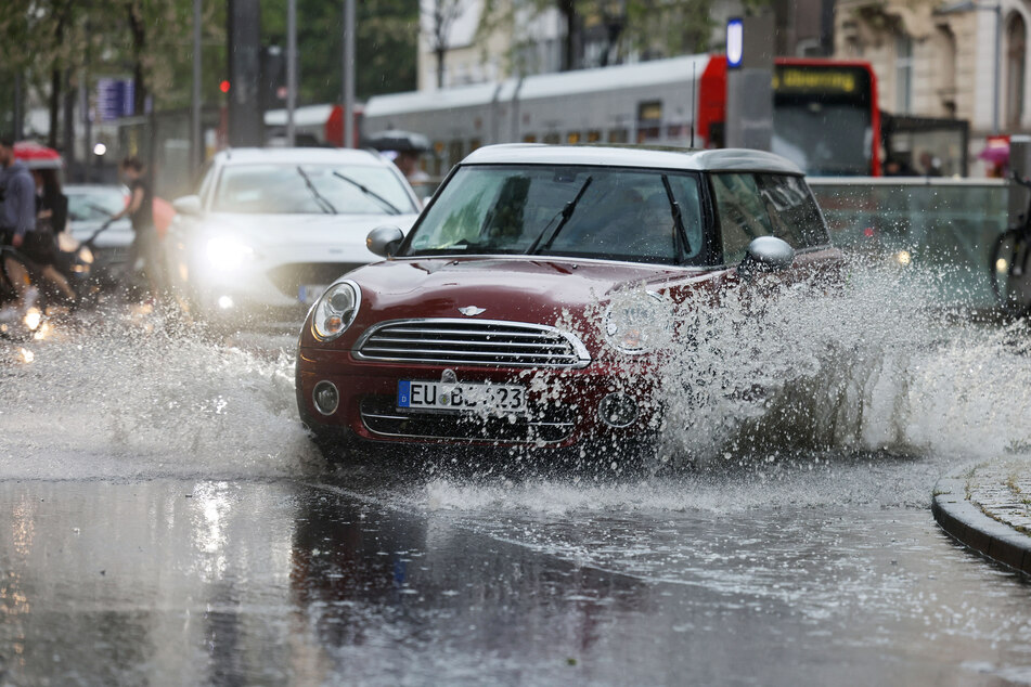 Unwettergefahr! Erneut Gewitter mit Starkregen zum Wochenstart in NRW erwartet