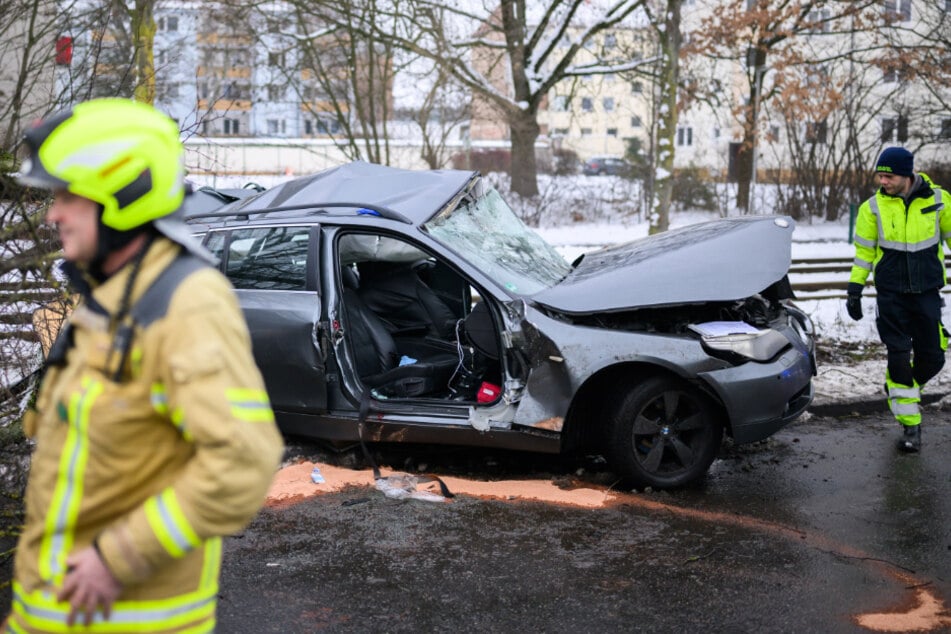 Während der Beifahrer und eine Mitfahrerin schwer verletzt wurden, verstarb der Fahrer noch am Unfallort.