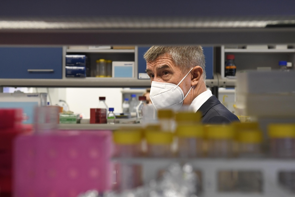 Andrej Babis, Ministerpräsident von Tschechien, der einen Mundschutz trägt, besucht das Forschungsinstitut "Biocev".