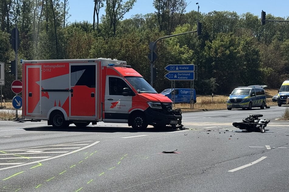 Tragischer Crash: RTW kracht mit Harley-Fahrer zusammen, dieser wird schwer verletzt