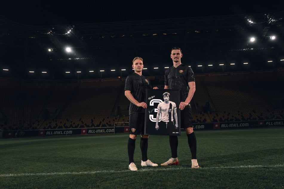 Am Montag war der vierte Todestag von "Dixie" Dörner, Sonntag wäre er 75 geworden. In Gedenken an die Dynamo-Legende spielt die SGD in Magdeburg in Schwarz. Tony Menzel (20, l.) und Stefan Kutschke (37) präsentieren das Sondertrikot.