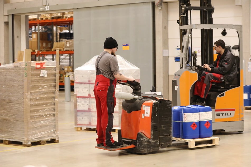 In der Logistik sind ein sicherer und verantwortungsvoller Umgang mit Flurförderfahrzeugen das A und O.