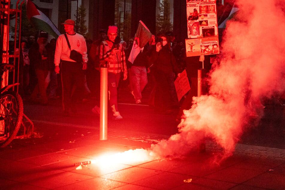 Verbotene Pyrotechnik wurde bei der "Gen Z regelt"-Demo in Frankfurt gezündet.