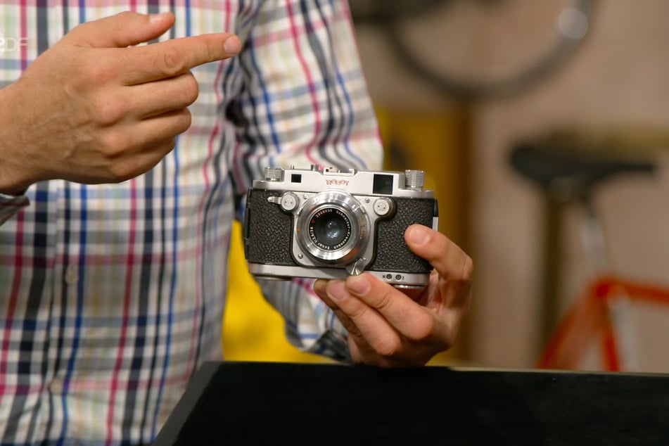 Der Fotoapparat ist im Zeitraum 1954 bis 1957 angefertigt worden.