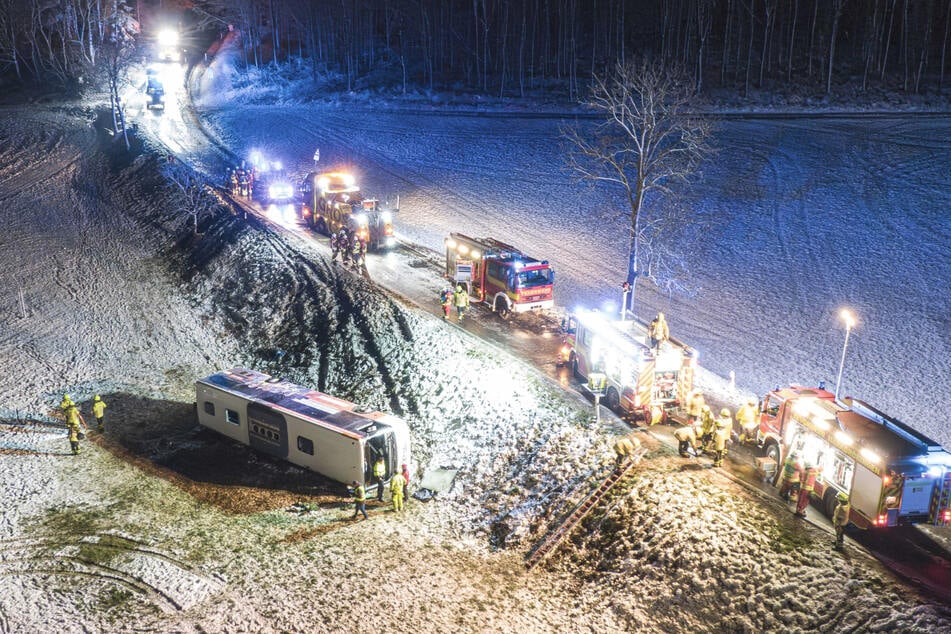 Etwa 60 Einsatzkräfte eilten zum Unglücksort.