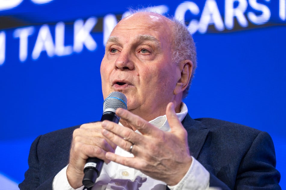 Bayern Münchens Ehrenpräsident Uli Hoeneß (74) warnt Eintracht Frankfurt vor zu vielen Verkäufen.
