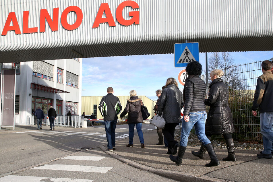 Pfullendorf, November 2017: Mitarbeiter des insolventen Küchenherstellers Alno auf dem Weg zu einer Betriebsversammlung. (Archivbild)