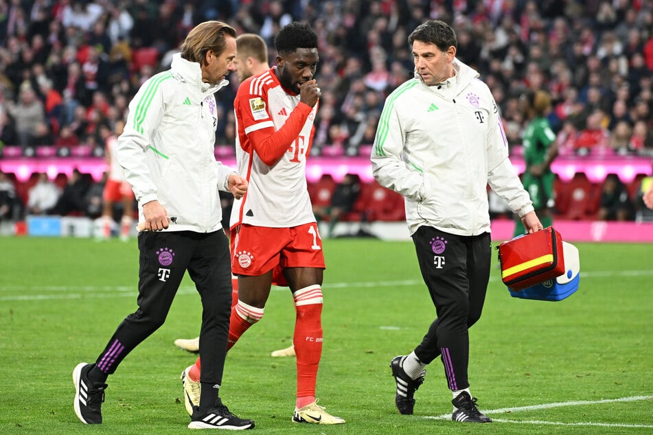 Alphonso Davies (23, M.) musste gegen Borussia Mönchengladbach vorzeitig vom Platz und wird dem FC Bayern München vorerst fehlen.