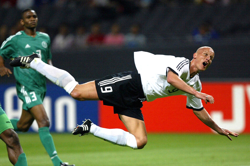 Mit der deutschen Nationalmannschaft nahm Carsten Jancker (heute 49, r.) 2002 an der WM in Japan und Südkorea teil. Erst im Finale wurde die DFB-Auswahl von Brasilien gestoppt. (Archivfoto)