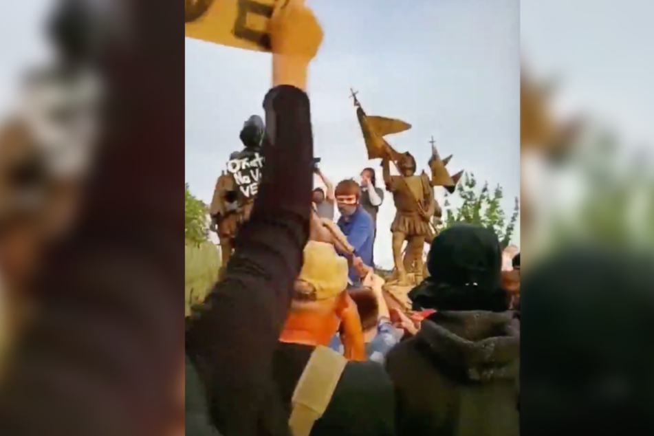 Ein Ausschnitt eines Twitter-Videos zeigt Demonstranten in Albuquerque.