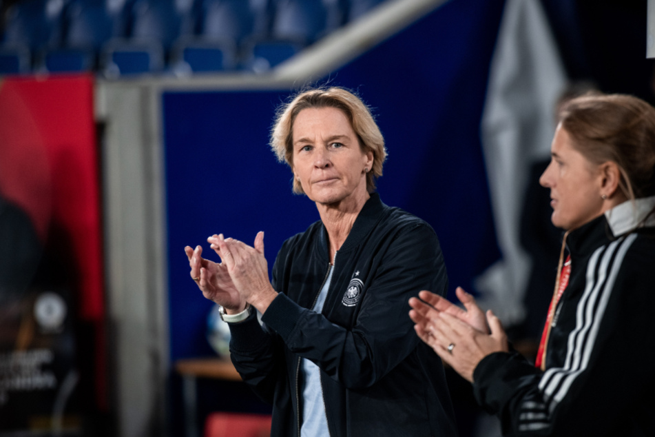 Bundestrainerin Martina Voss-Tecklenburg (55, l.) begrüßt das Engagement des Bundeskanzlers.