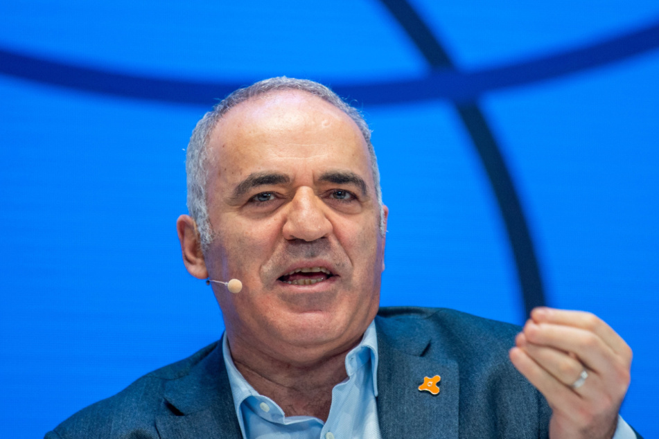 Ex-Schach-Weltmeister Garri Kasparow (58) hat Wladimir Putin in einem Interview als "verrückten Diktator" bezeichnet.