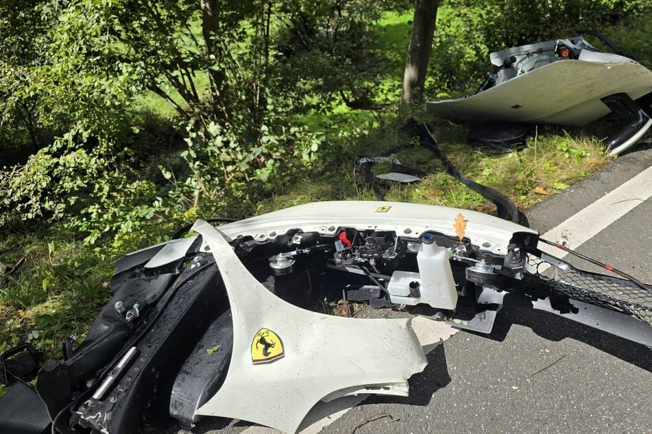 Der Ferrari geriet während des Unfallgeschehens in Brand.