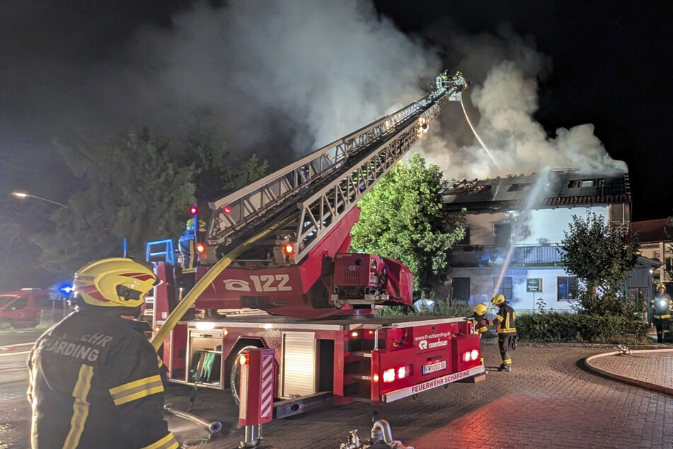 Feuerwehr und Bundespolizei holten acht Bewohner aus dem brennenden Gebäude. Verletzt wurde niemand.