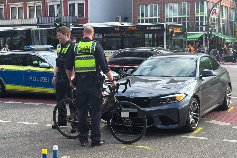 Eine Radfahrerin wurde von einem BMW erfasst und schwer verletzt.