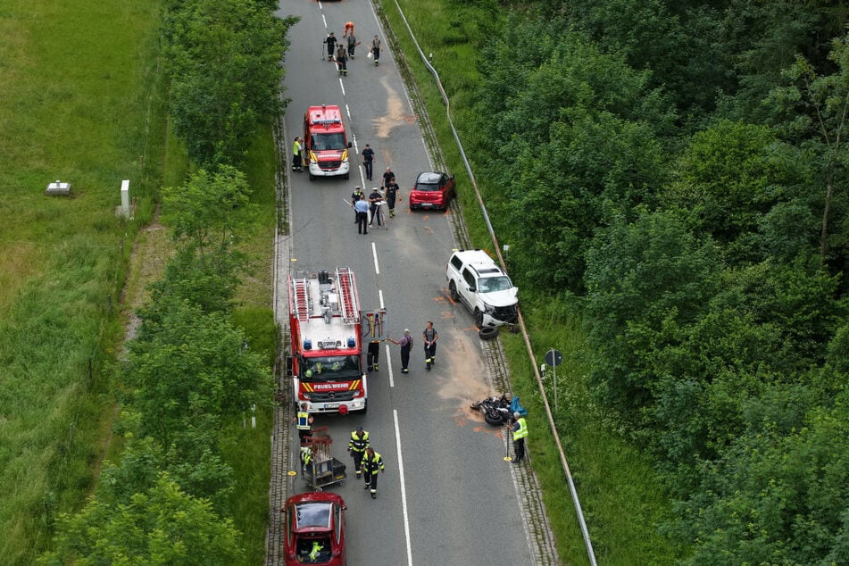 Im Landkreis Miesbach kollidierten am Samstag bei einem Überholvorgang drei Autos und ein Motorrad. Der 57-jährige Biker kam dabei ums Leben.