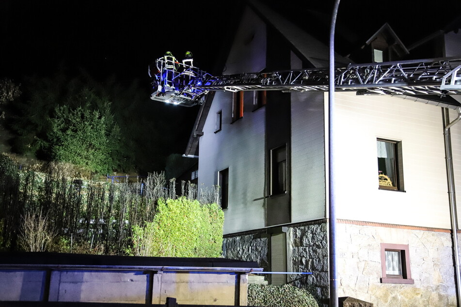 In Schneeberg standen an einem Wohnhaus mehrere Koniferen in Flammen.