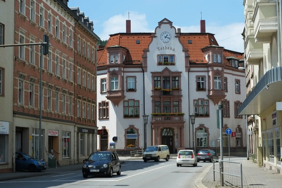 Ab Montag bleiben die Rathäuser in Aue und Bad Schlema (Erzgebirgskreis) weitgehend geschlossen. (Archivfoto)