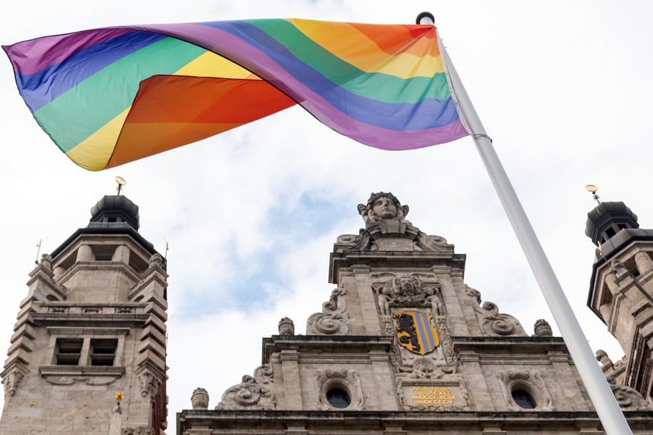 Leipzig ist bunt! Mit dem Hissen der Regenbogenflagge hat die Stadt am Mittwoch ein Zeichen gegen Diskriminierung gesetzt.